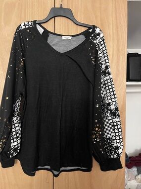 ADORA Black White Houndstooth & Gold Star V-Neck Long Sleeve Top